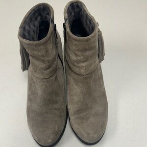 Born Mauvide Gray Taupe Suede Side Zip Tassel Boots Booties Size 8M Preowned
